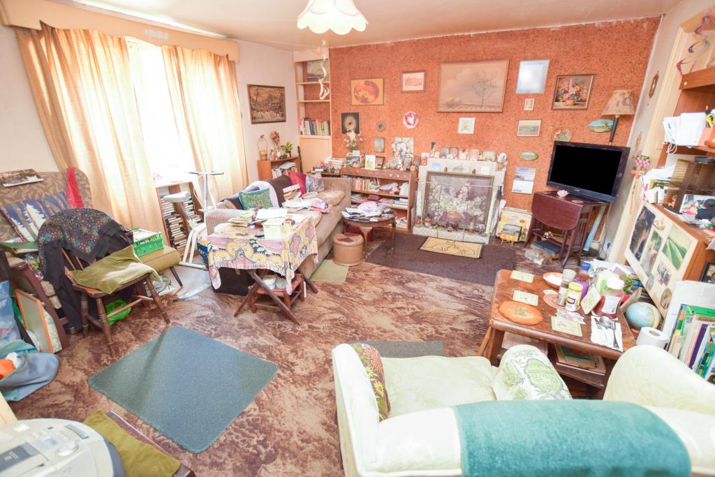 Lot: 74 - FREEHOLD INVESTMENT COMPRISING FIVE APARTMENTS WITH PARKING AND GARDENS - General view of basement flat bedroom